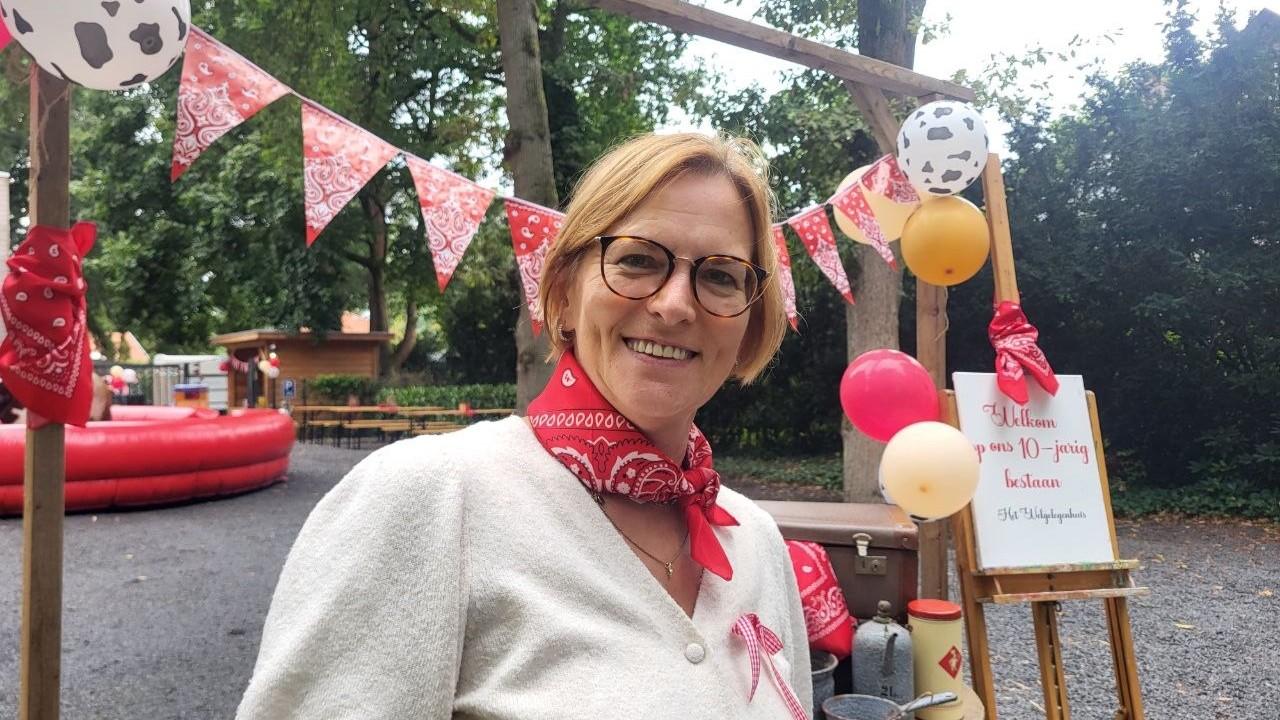 Foto: Drie teamleden staan stil bij 10-jarig jubileum Welgelegenhuis Nunspeet: ‘Ik hoop hier nog heel lang rond te lopen’
