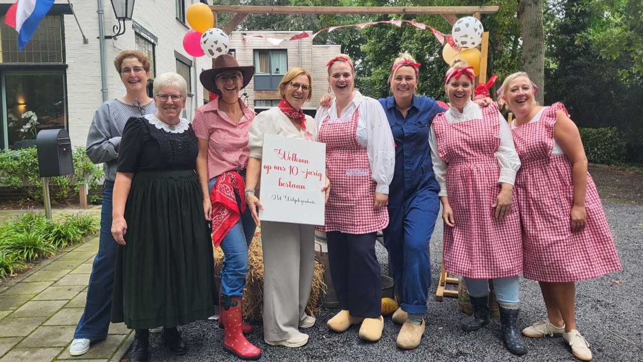 Foto: Drie teamleden staan stil bij 10-jarig jubileum Welgelegenhuis Nunspeet: ‘Ik hoop hier nog heel lang rond te lopen’