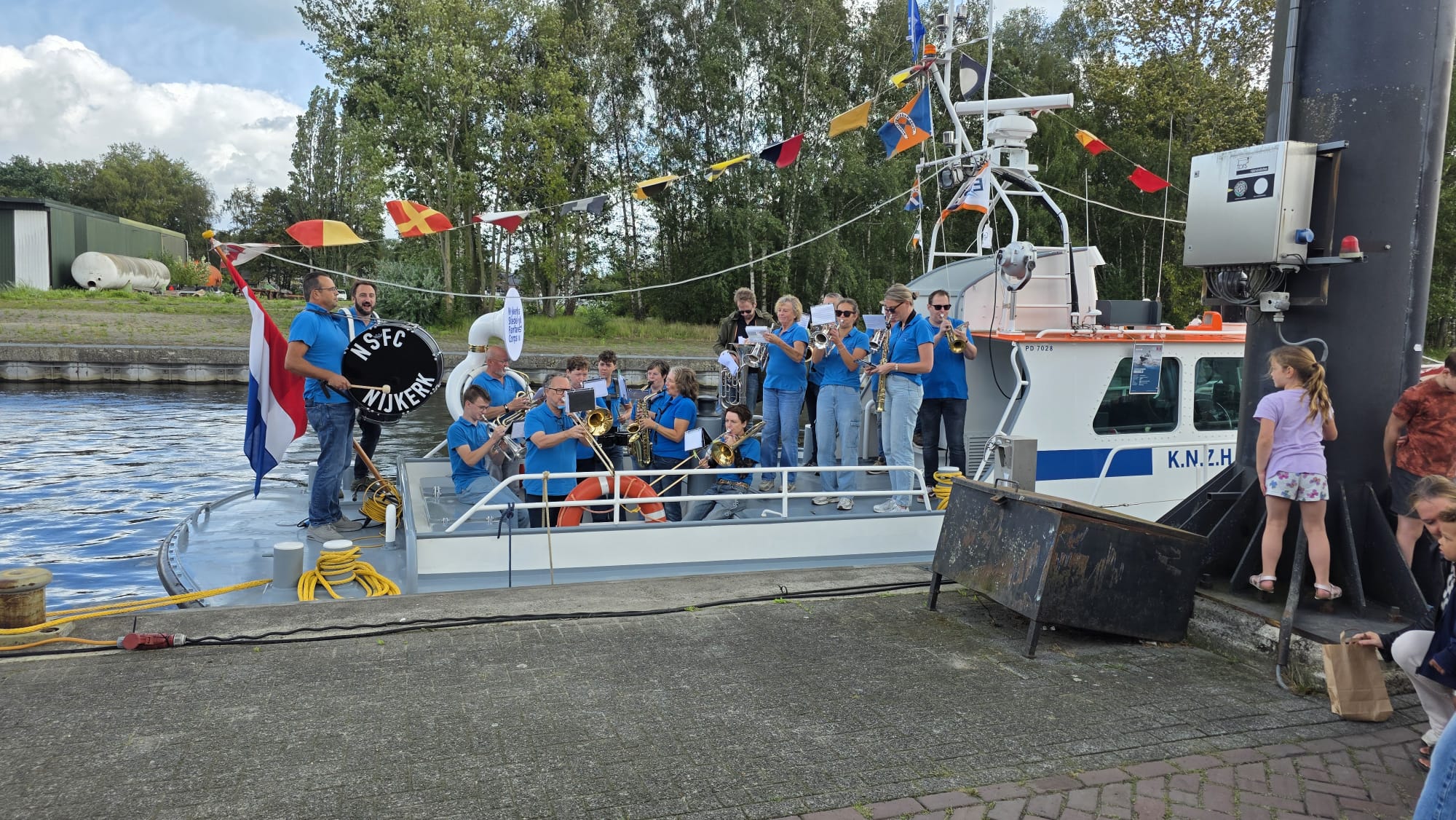 Sleepboten en shantykoren trekken volop bekijks in Nijkerk