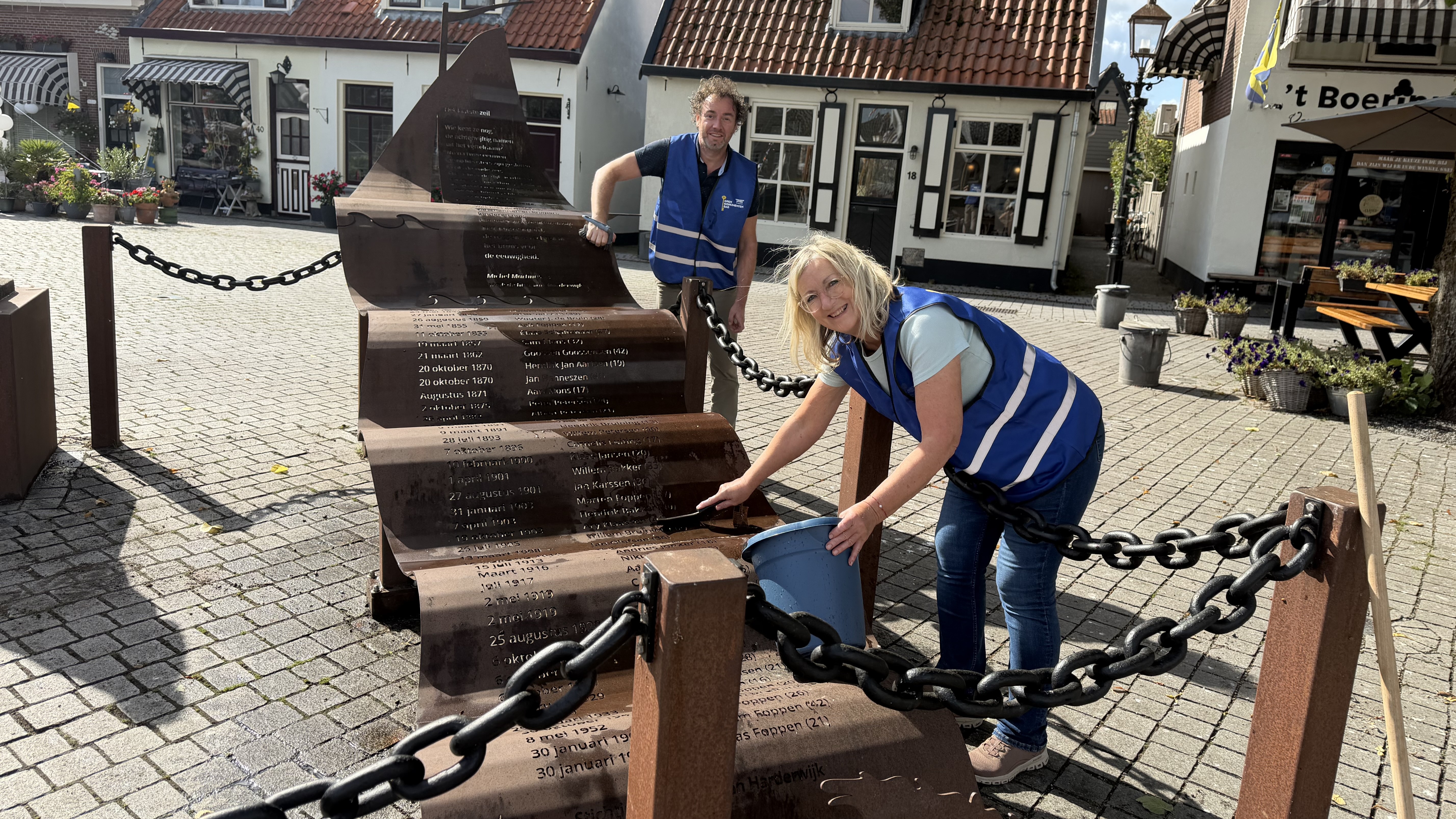 Foto: Honderden peuken bij de Vischpoort: vrijwilligers poetsen historisch Harderwijk op