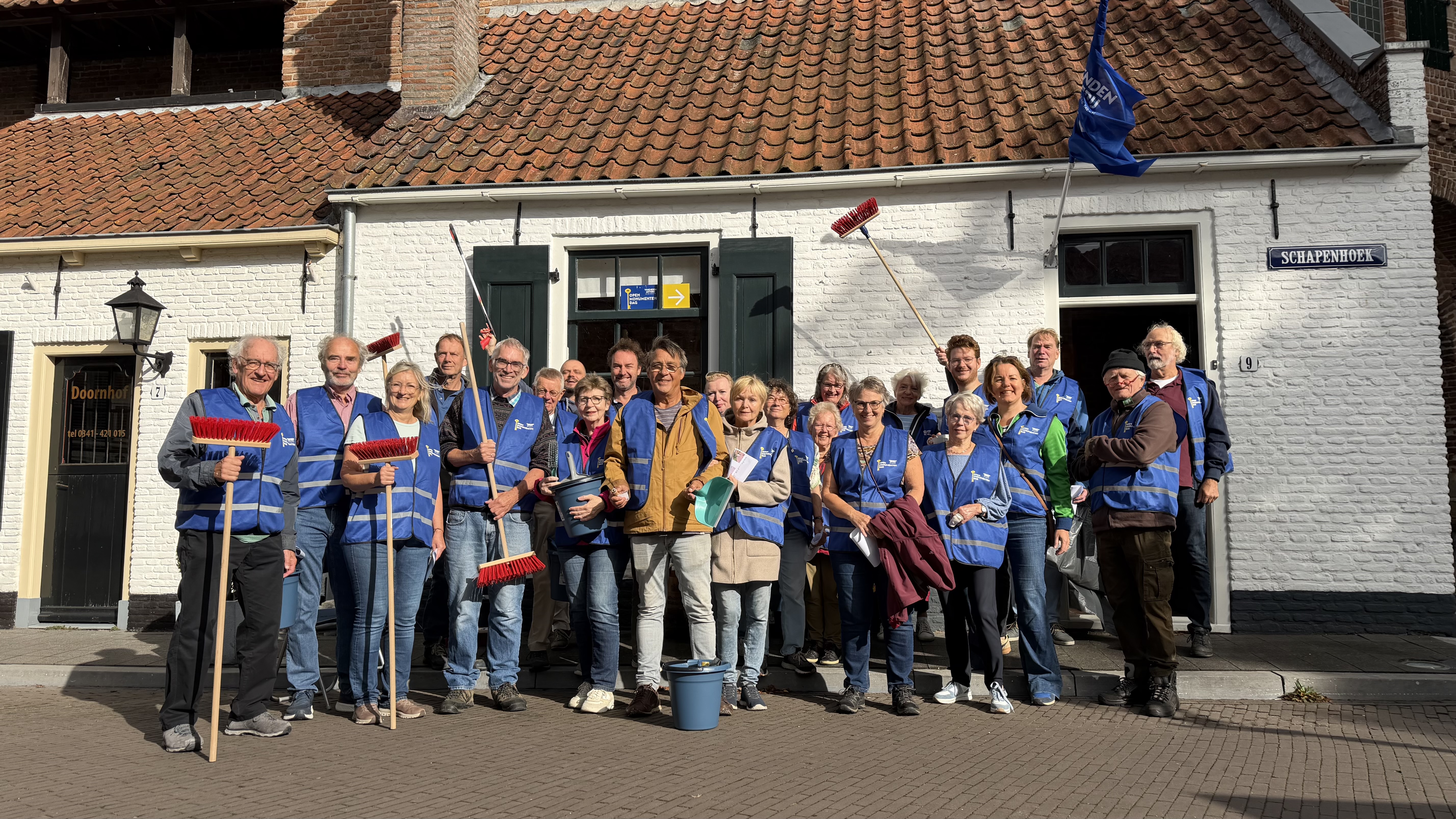 Foto: Honderden peuken bij de Vischpoort: vrijwilligers poetsen historisch Harderwijk op