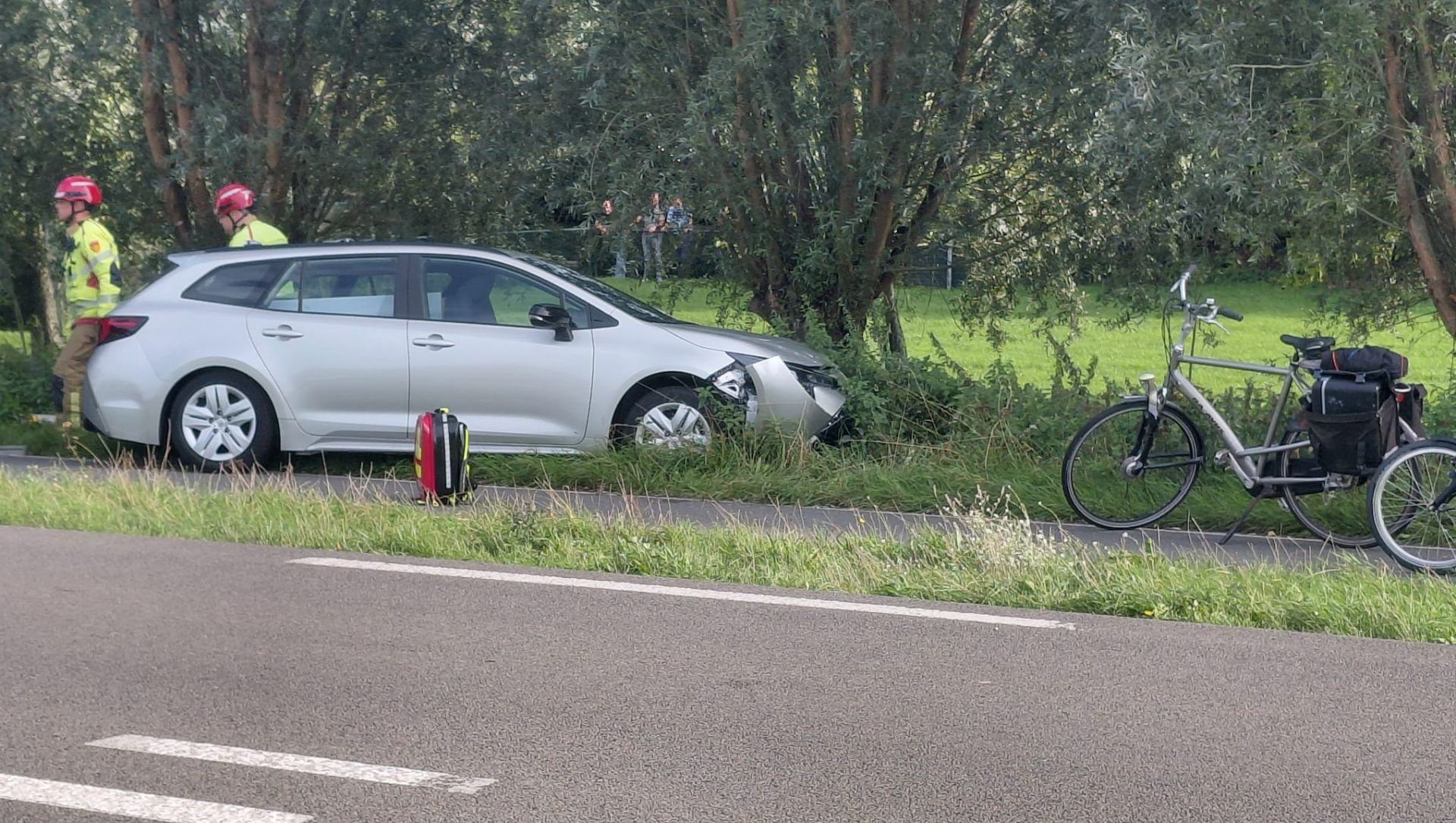 Foto: Auto belandt op fietspad bij Putten, bestuurder naar ziekenhuis