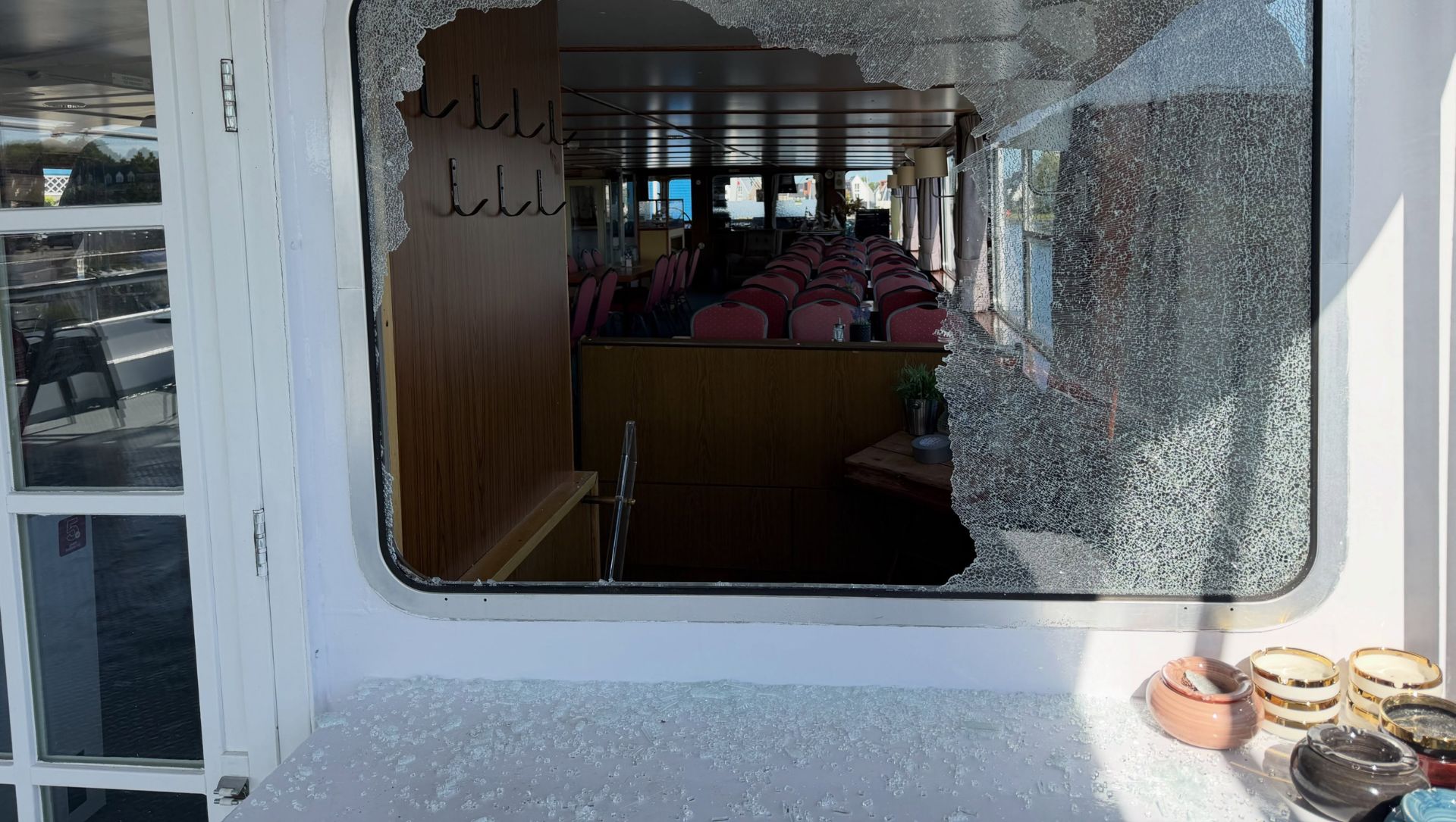 Foto: Wat gebeurde hier? Aardbeiensaus en colaflessen zorgen voor raadsel op rondvaartboot