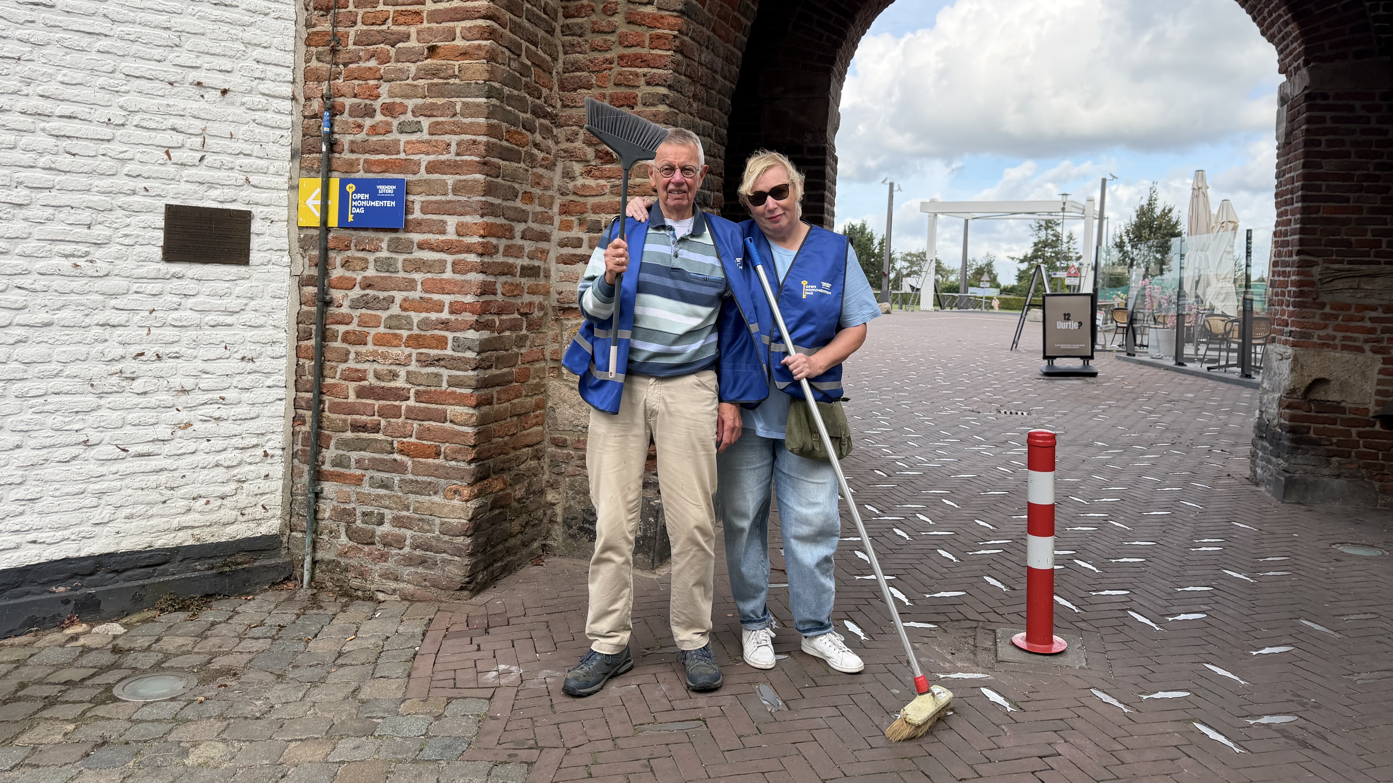Foto: Honderden peuken bij de Vischpoort: vrijwilligers poetsen historisch Harderwijk op