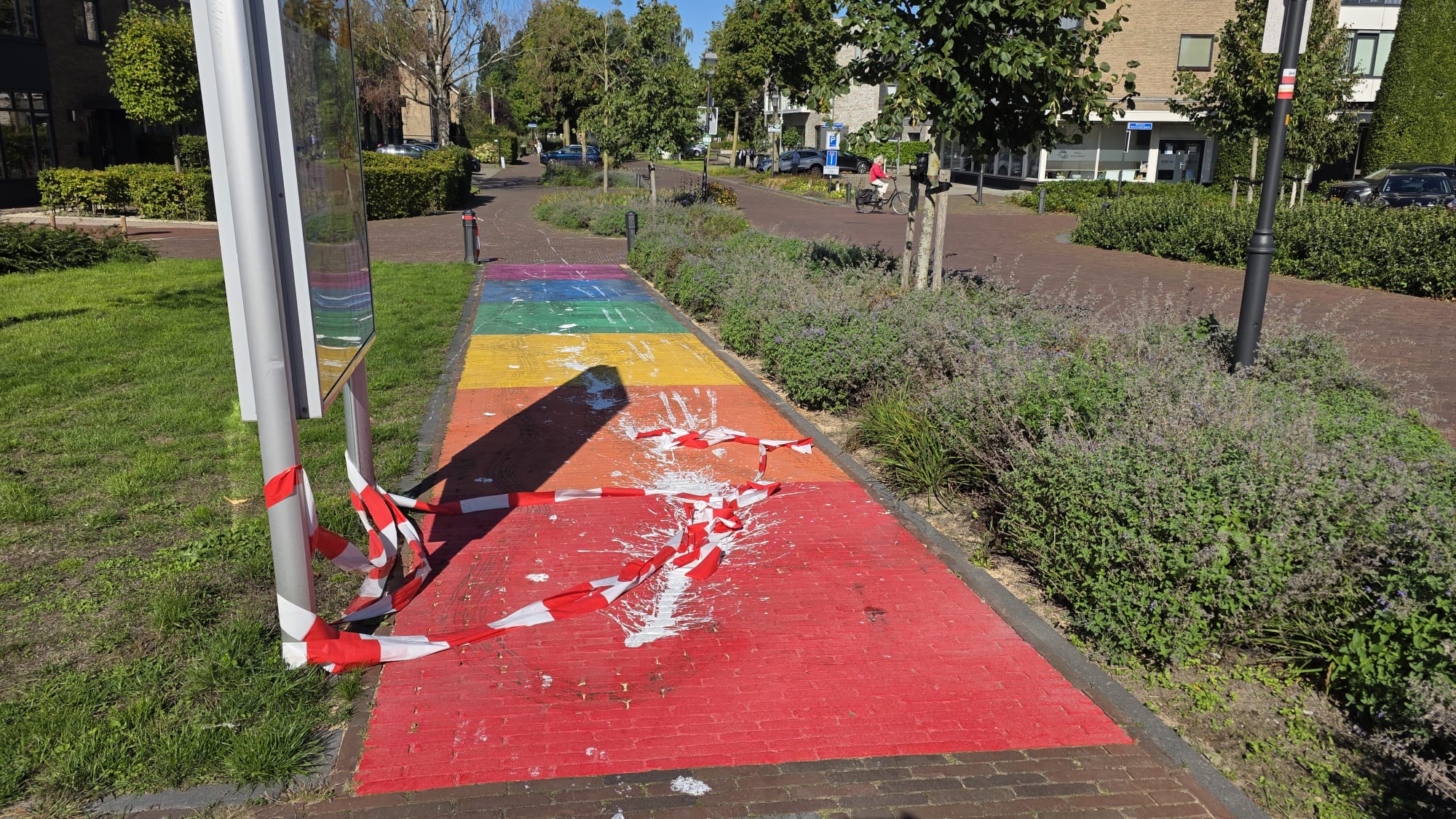 Regenboogpad Nijkerk voor derde keer vernield, gemeente houdt vast aan boodschap