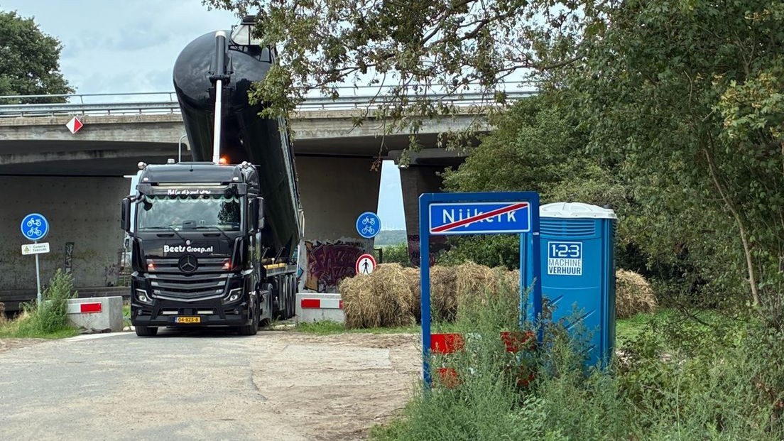 Foto: A28 bij Nijkerk dicht door weggespoeld zand en grind bij brugpijlers