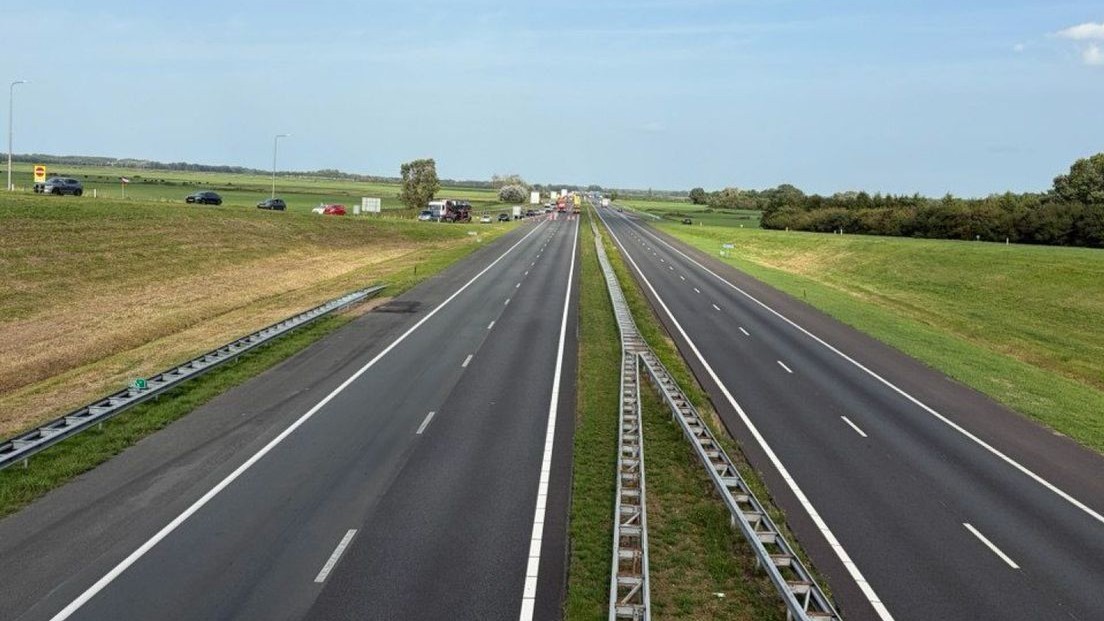 Foto: A28 bij Nijkerk dicht door weggespoeld zand en grind bij brugpijlers