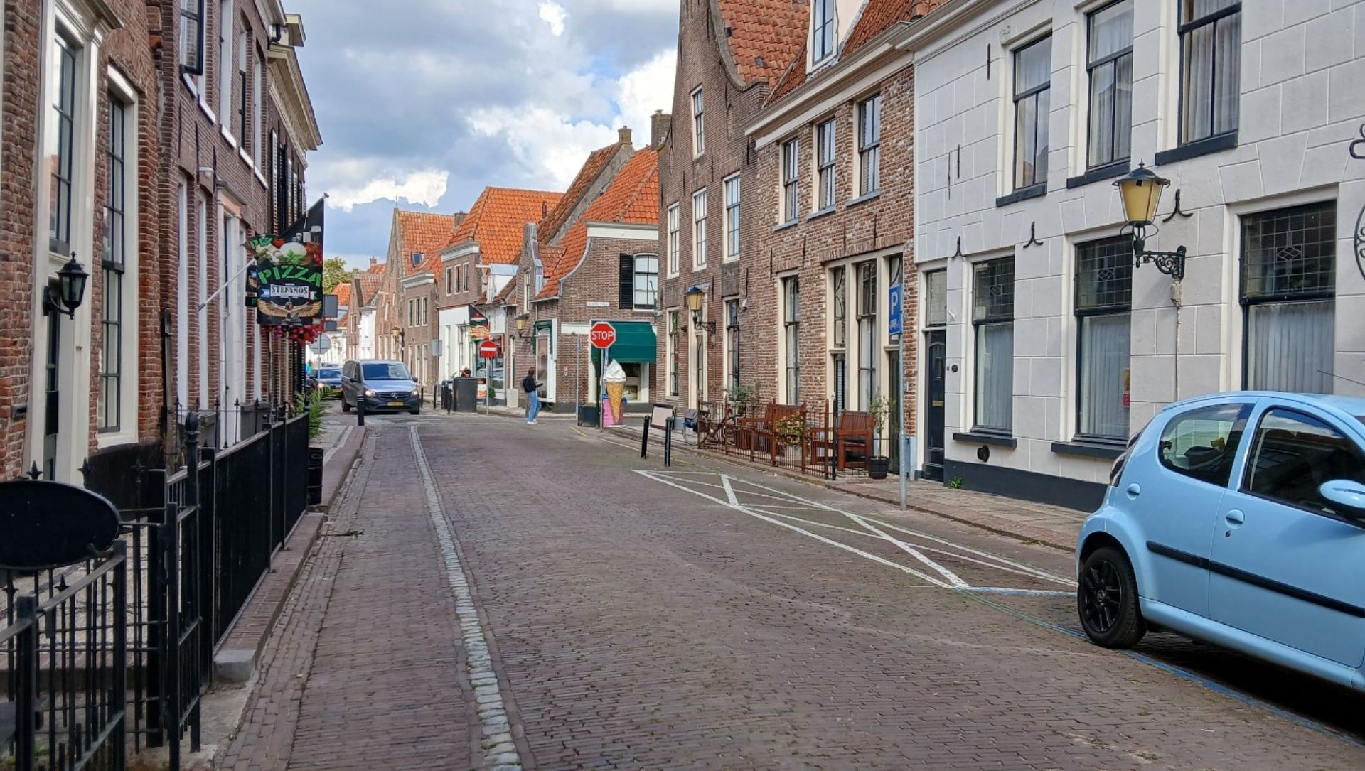 Foto: Meerdere auto’s tegelijk op één ontheffing: Elburg trekt ontheffingen in