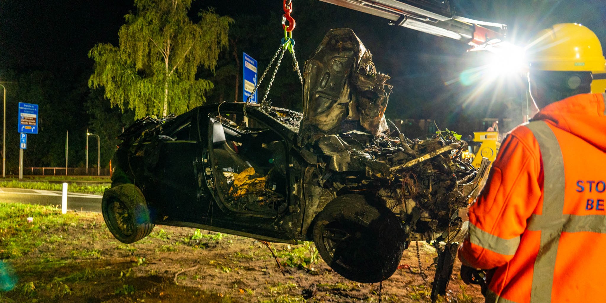 Foto: Auto slaat over de kop en vliegt in brand op Leuvenumseweg