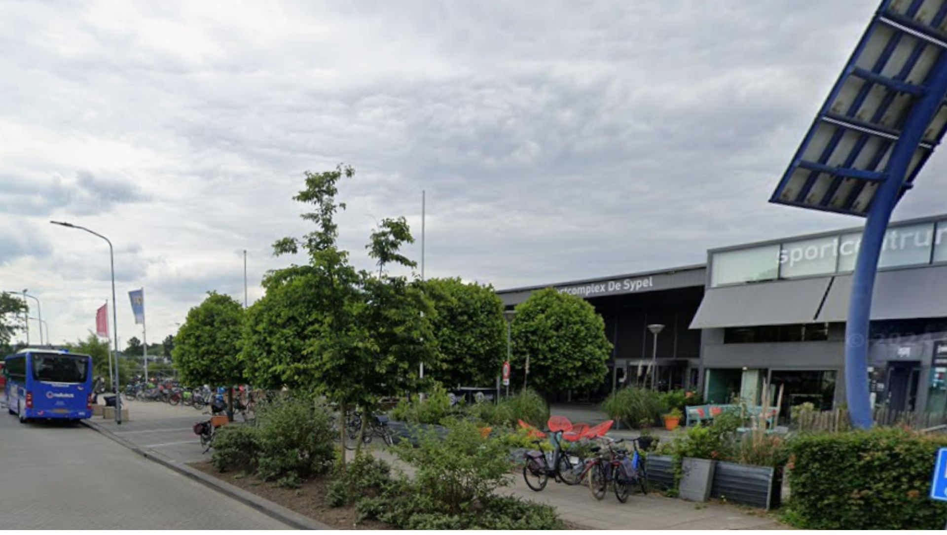 Foto: Na illegaal plonzen en wegduiken roept politie dames op: ‘ID-kaartje mee en melden’