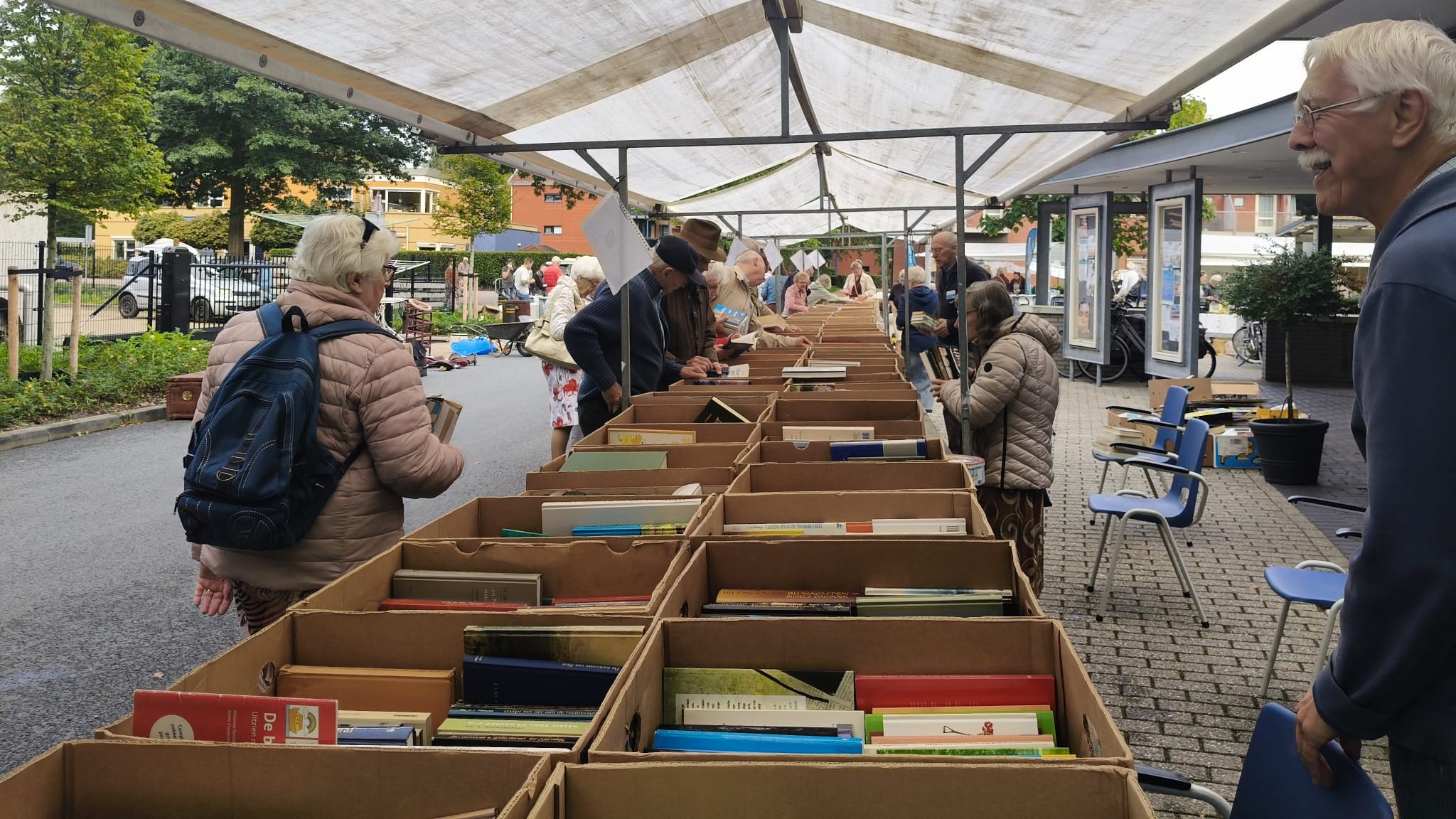 Foto: Jaarlijkse Venstermarkt keert terug: 'Zonder vrijwilligers niet te doen'