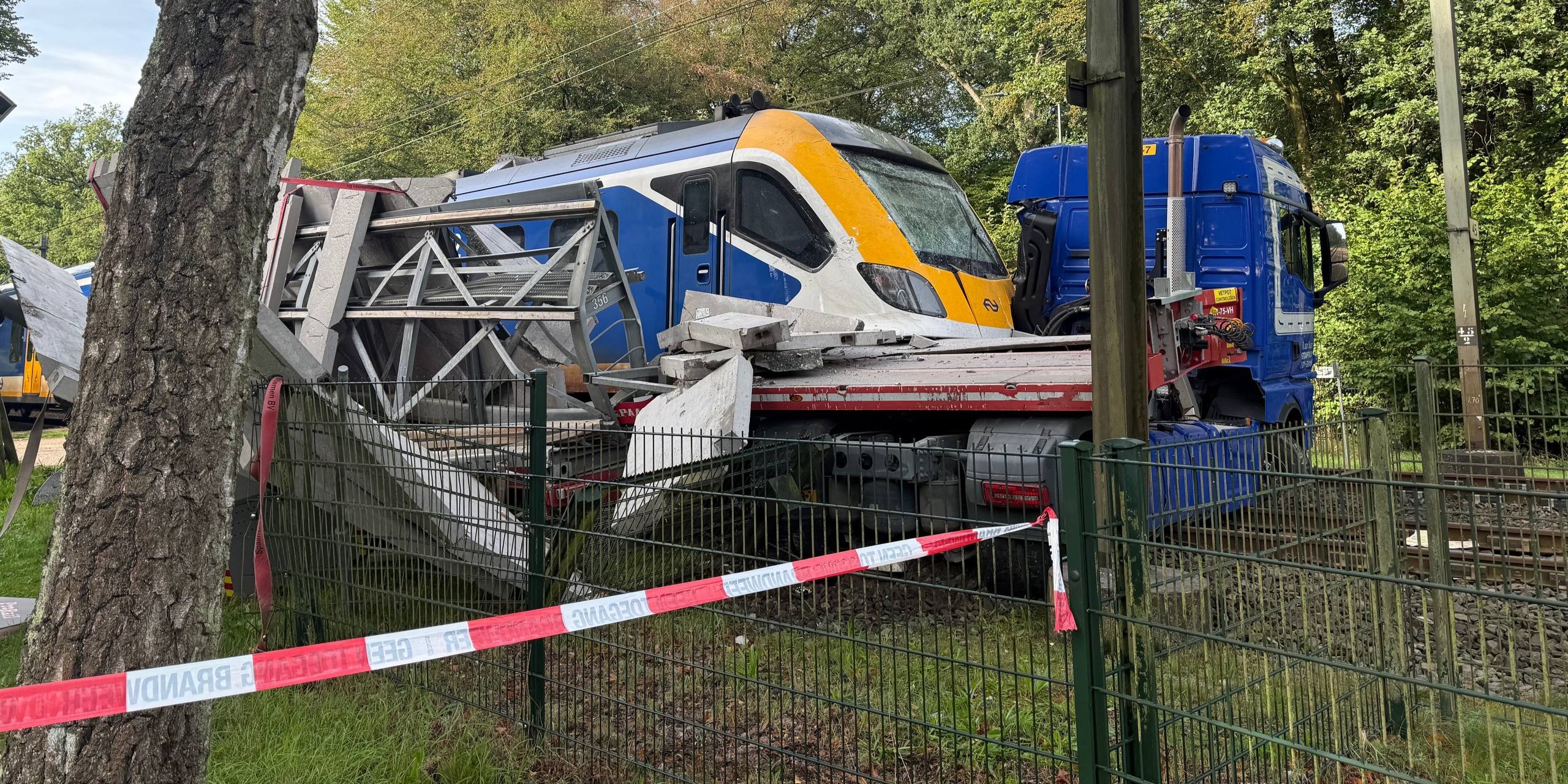 Foto: Trein zwaar beschadigd na botsing met vrachtwagen bij Ermelo