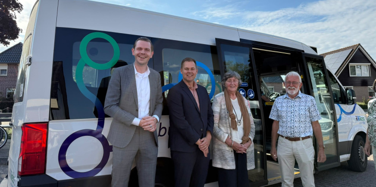 Foto: 300.000e reiziger met de buurtbus in het zonnetje gezet