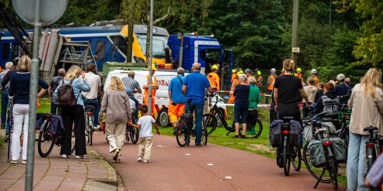Foto: LIVE: Trein botst op vrachtwagen bij Ermelo, berging trekt veel bekijks