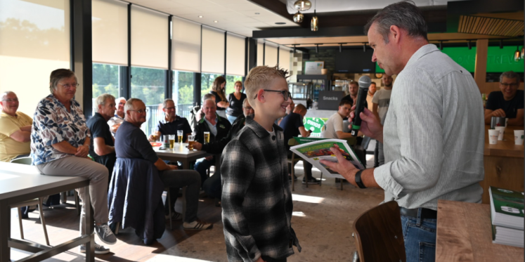 Foto: Sven de Heer ontvangt presentatiegids v.v. OWIOS