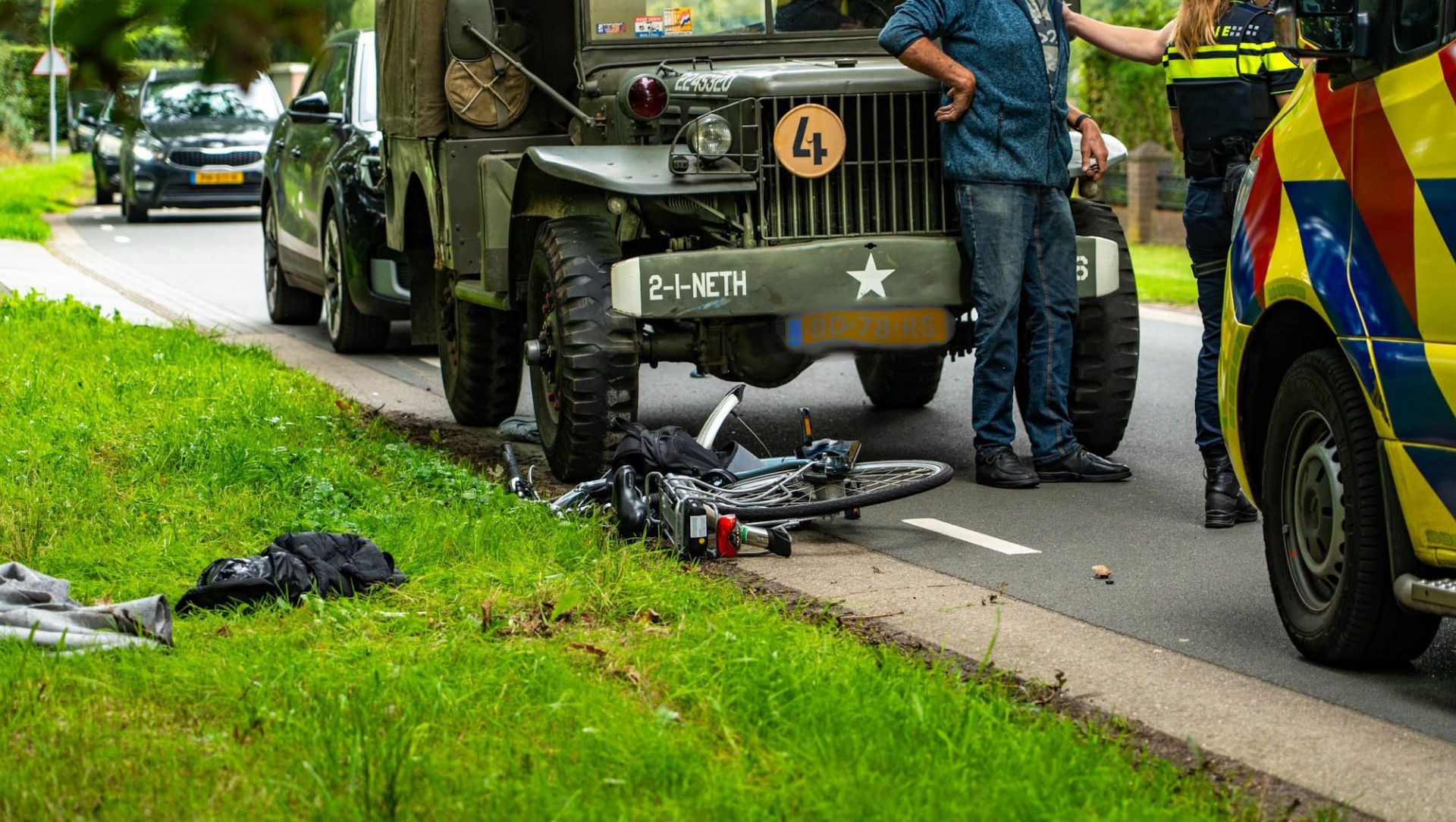 Jonge fietser gewond na botsing met oud legervoertuig in Ermelo