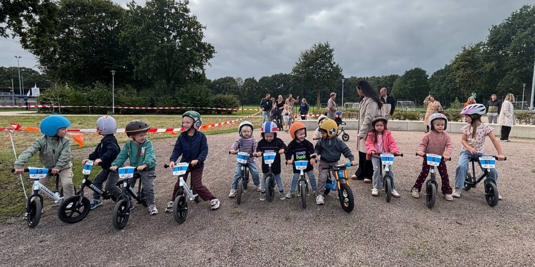 Foto: Kleine coureurs openen Nationale Sportweek in Nunspeet