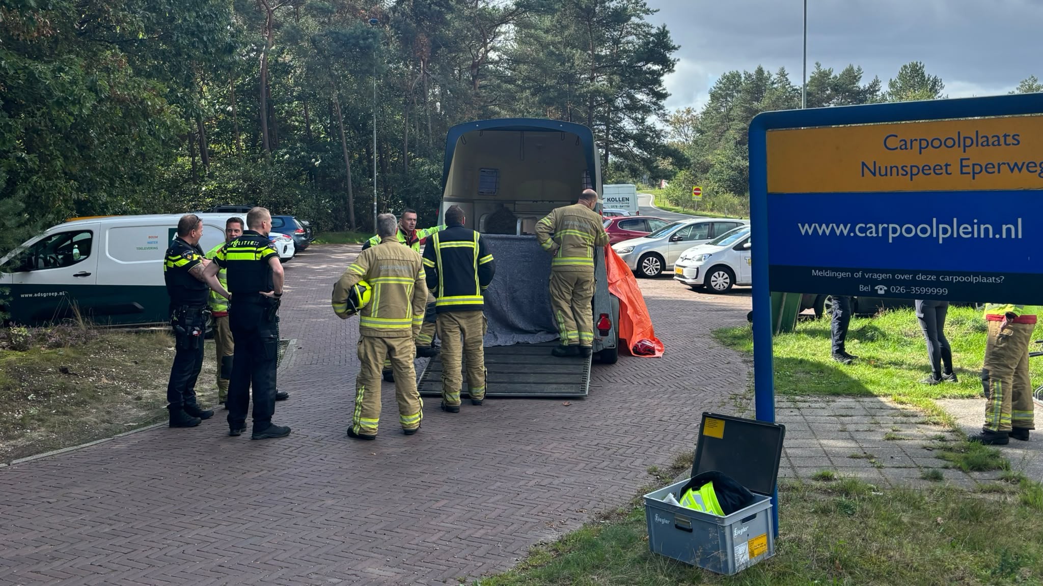 Foto: Dierenarts met spoed naar Eperweg, maar paard in trailer niet meer te redden