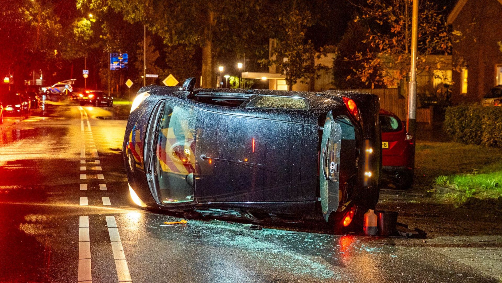 Foto: Auto belandt op zijkant in Harderwijk, bestuurder (55) is rijbewijs kwijt