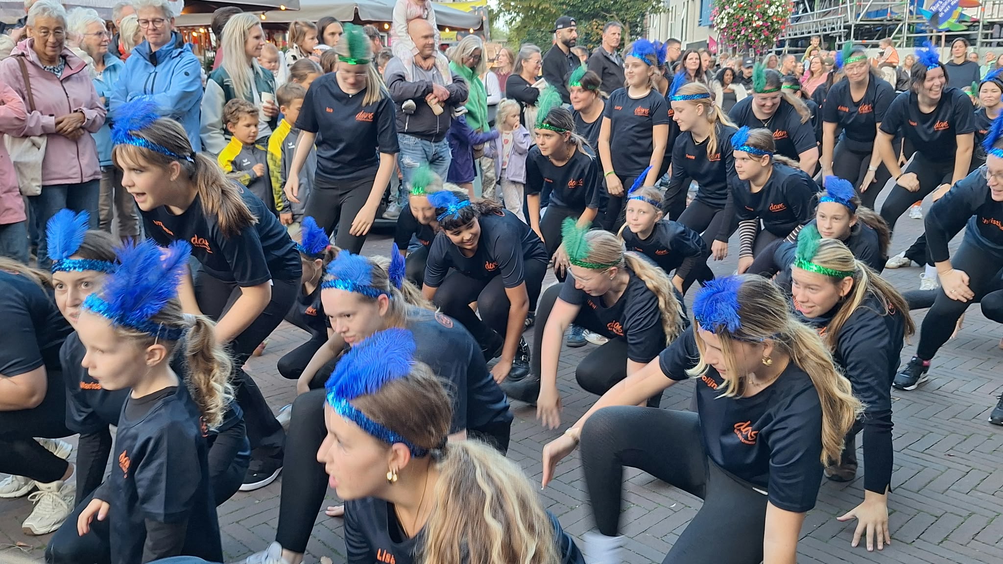 Foto: Zo trots als een pauw: kinderen brengen hun eigen creaties tot leven in Ermelo