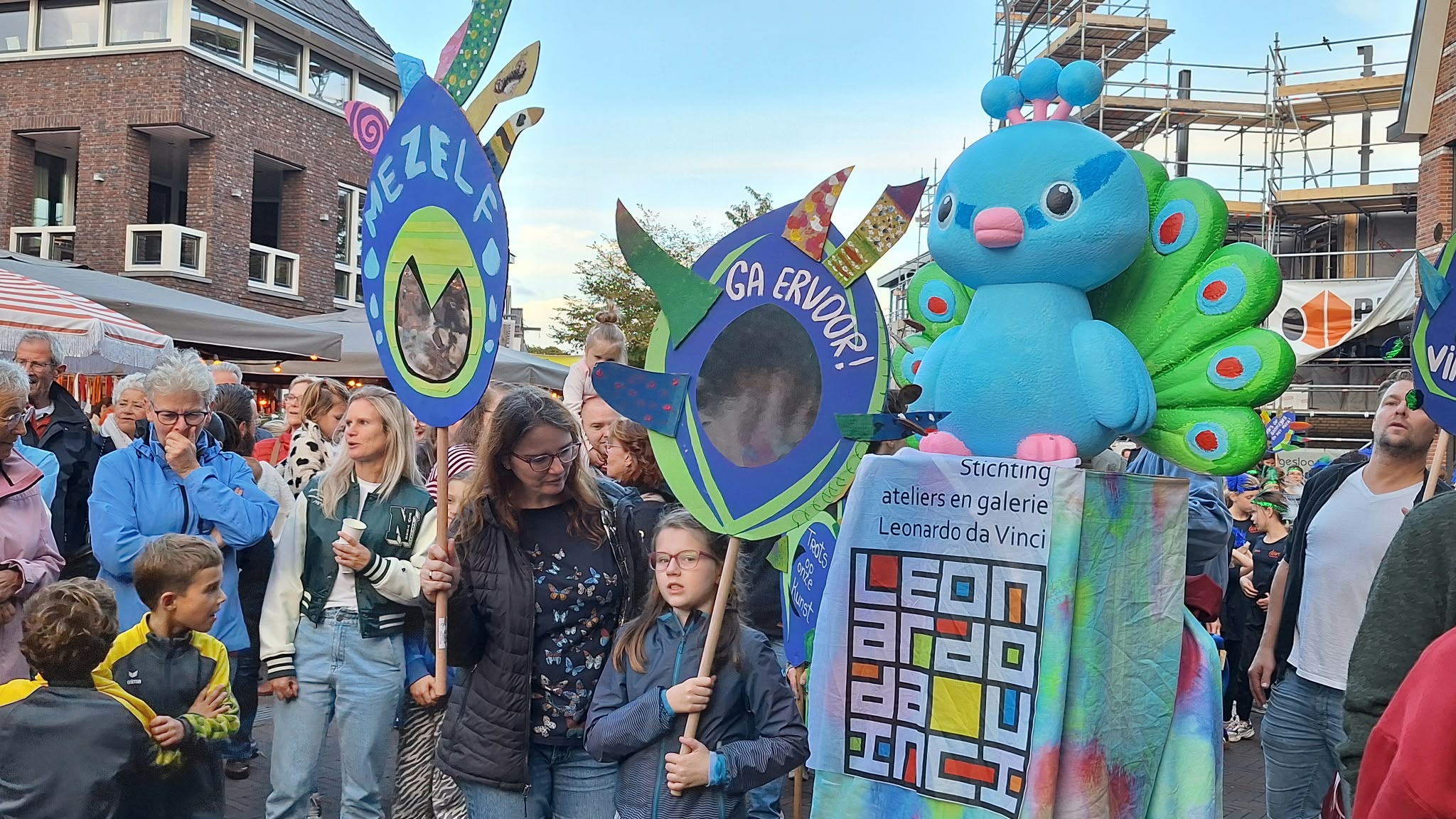Foto: Zo trots als een pauw: kinderen brengen hun eigen creaties tot leven in Ermelo