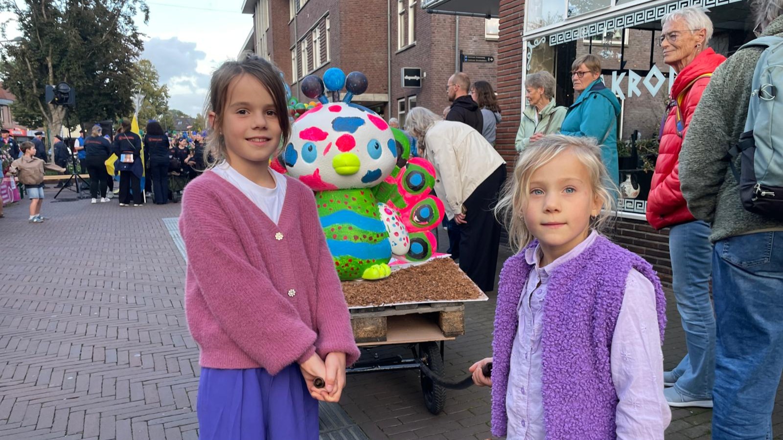 Foto: Zo trots als een pauw: kinderen brengen hun eigen creaties tot leven in Ermelo