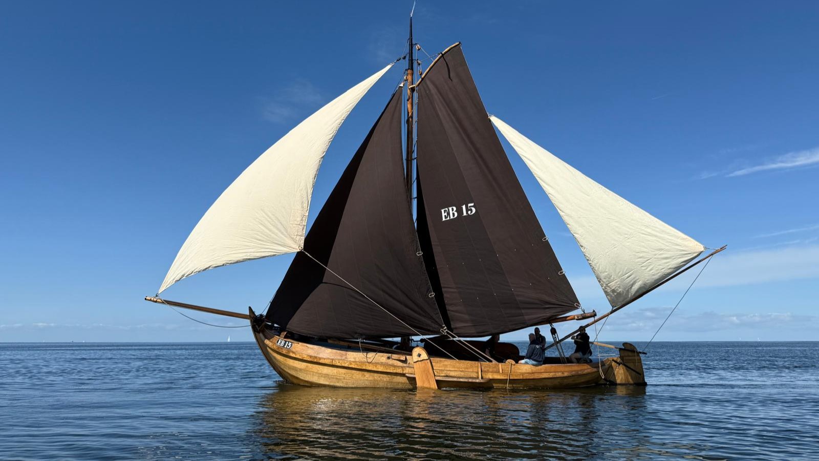 Foto: Met het onderhouden van oude botters houdt Peter de visserijhistorie van Elburg in stand