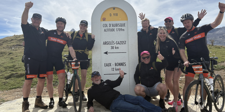 Foto: Team Saint-Ventoux bedwingt Pyreneeënreuzen voor het goede doel