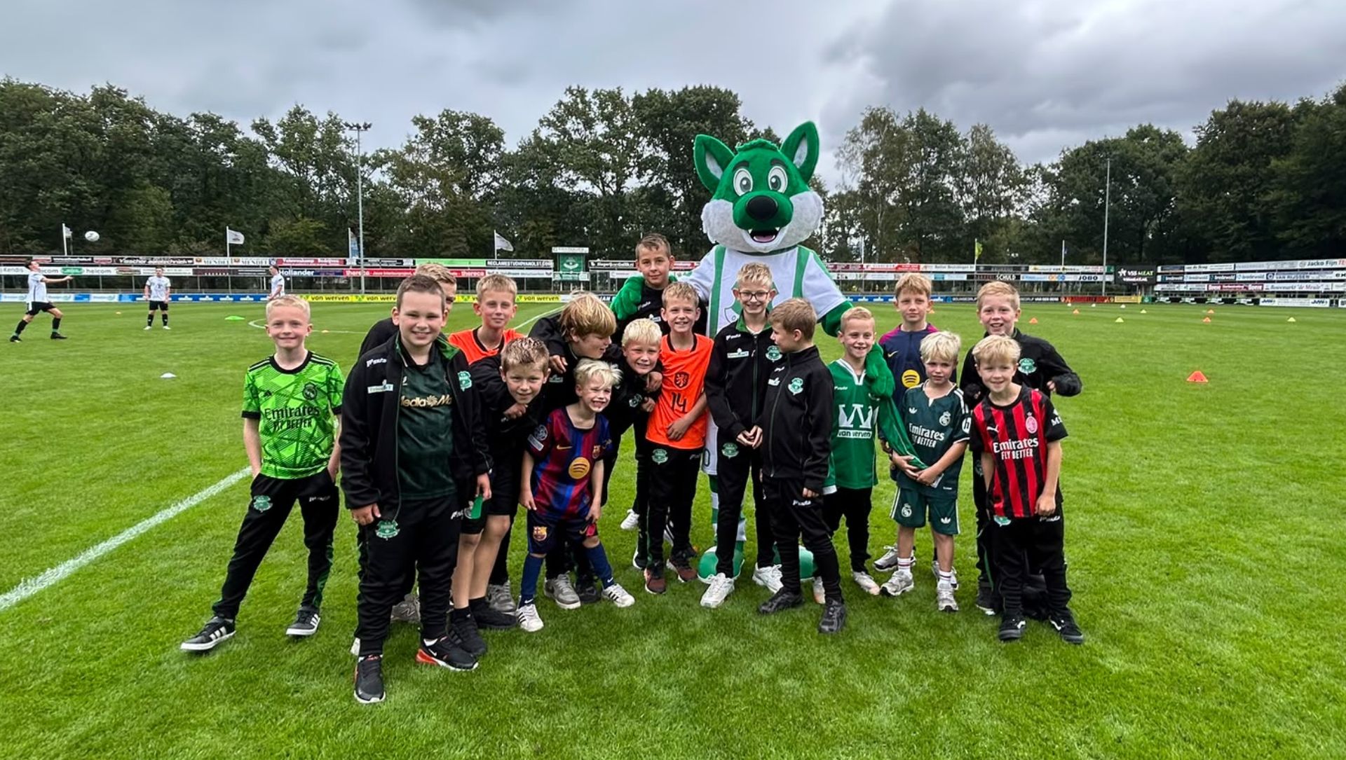 Foto: Daar is Owi! Sven (9) ziet zijn mascotte-idee eindelijk in het echt