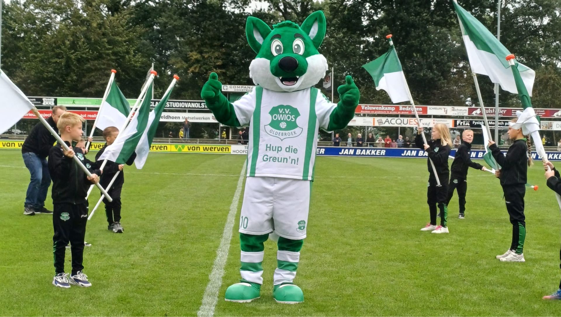 Foto: Daar is Owi! Sven (9) ziet zijn mascotte-idee eindelijk in het echt