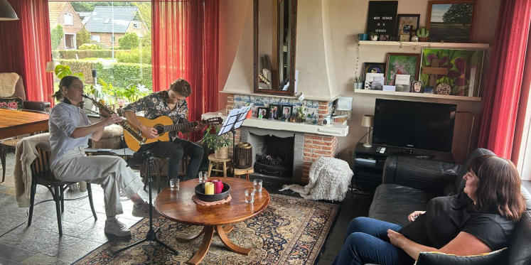 Foto: Gerda (52) krijgt een concert in haar woonkamer: 'Muziek geeft mij troost'