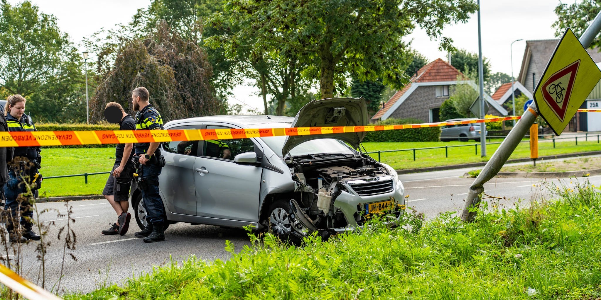 Foto: Auto raakt van de weg en botst, fietspad afgesloten door scheve paal