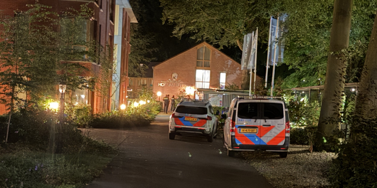 Foto: Gewonde bij steekincident bij hotel in Putten