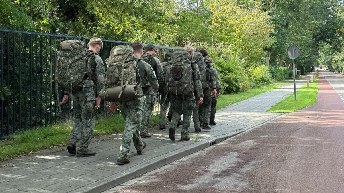 Foto: 111 kilometer voor Oekraïense militairen: Hans (26) loopt mee met 111 Pantsergeniecompagnie