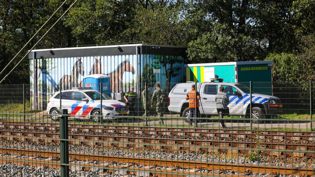 Foto: Explosief gevonden langs spoor bij Stroe, EOD doet onderzoek