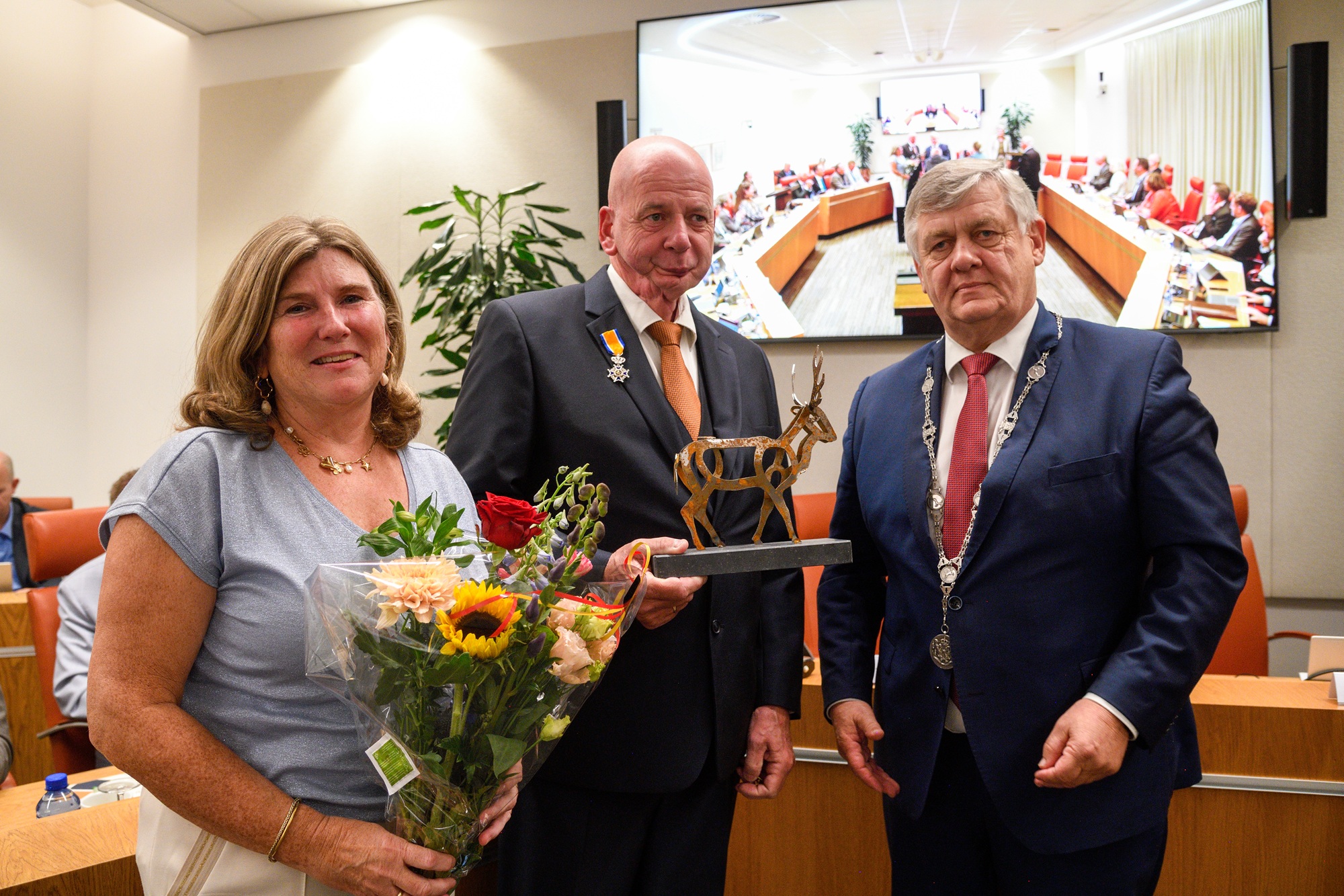 Foto: Robin Hoogendijk krijgt lintje bij afscheid van Puttense gemeenteraad