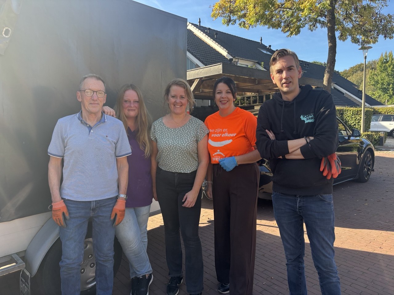 Foto: Wethouders steken handen uit de mouwen tijdens Present Doe-weken