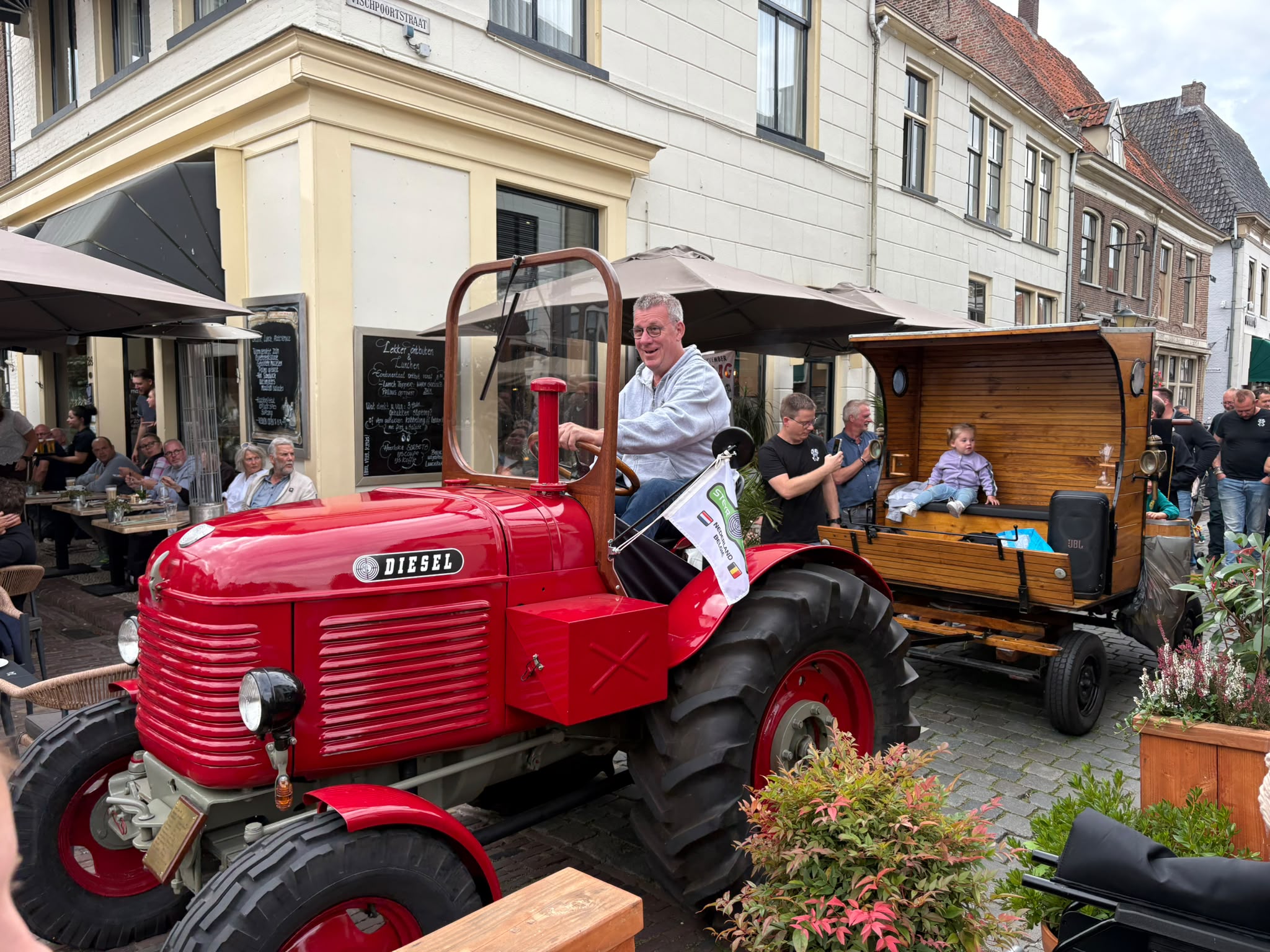 Foto: “Bokbier vloeit rijkelijk door historisch Elburg”