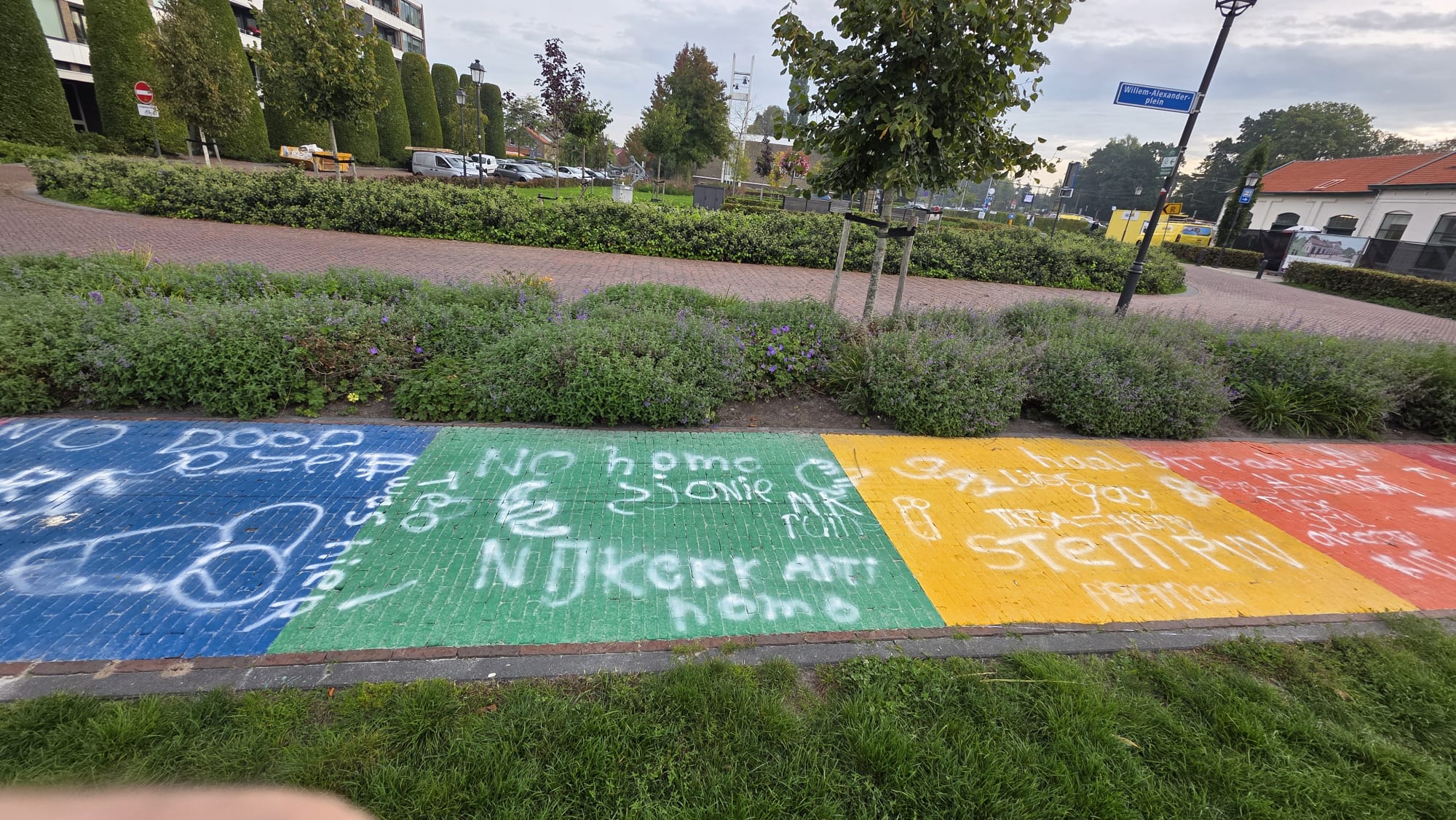 Foto: ‘Dood jezelf’ en ‘kut homo’ op regenboogpad: opnieuw bekladding in Nijkerk