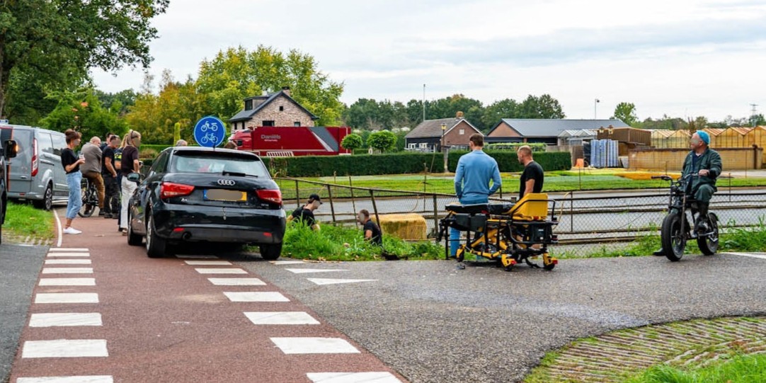 Foto: Brommerrijder gewond bij aanrijding met auto in Nijkerk