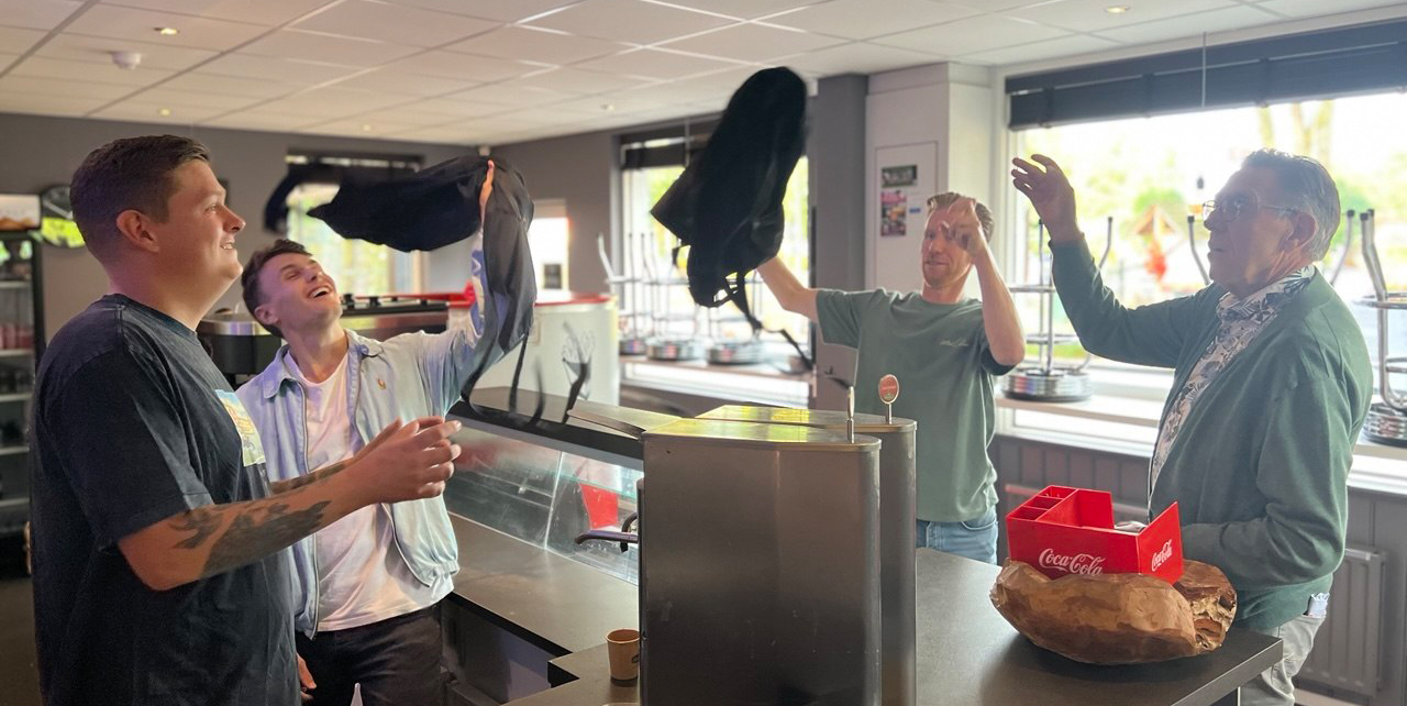 Foto: Aart (70) kan eindelijk met pensioen: Jasper en Benjamin nemen zijn cafetaria over