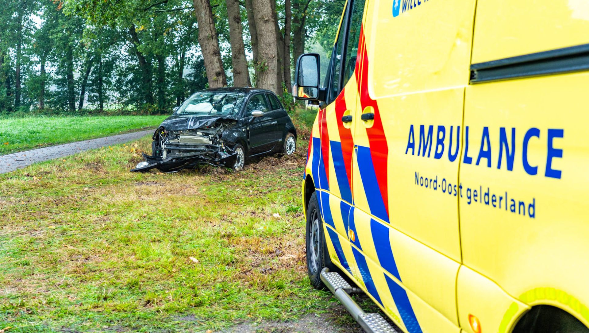 Foto: Auto raakt aan het tollen en botst tegen boom bij Garderen