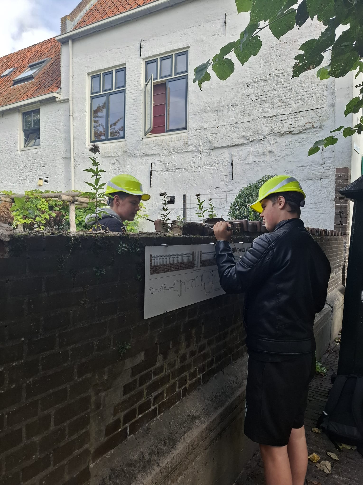 Foto: Jongeren helpen mee aan behoud historisch Elburg