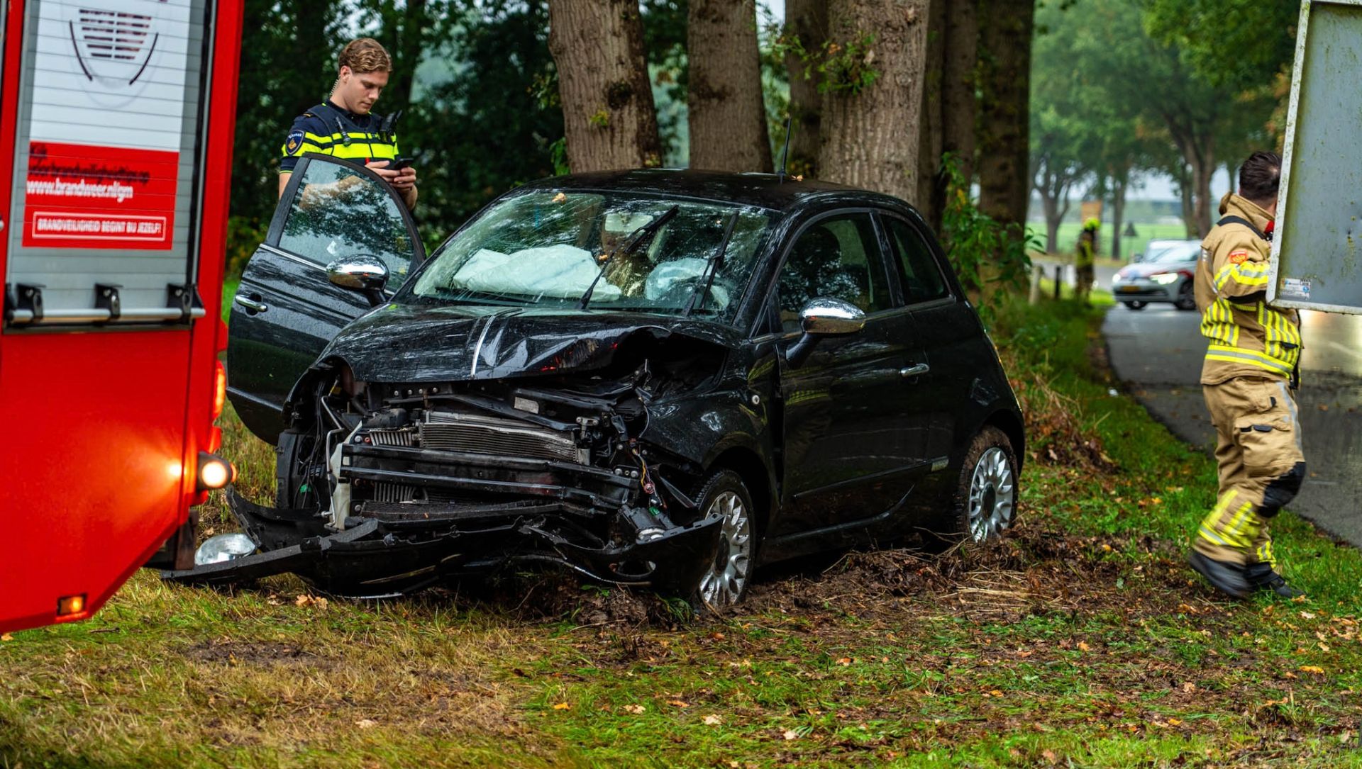 Foto: Auto raakt aan het tollen en botst tegen boom bij Garderen