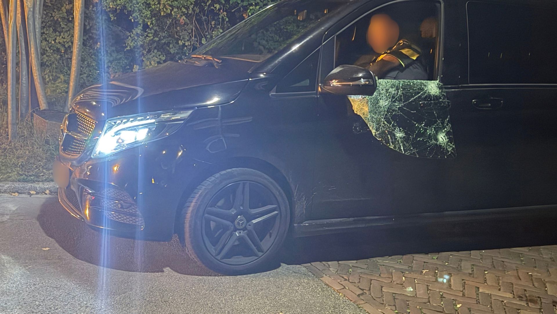 Foto: Dronken bestuurder slapend achter stuur gevonden na slingerende rit door Nijkerk