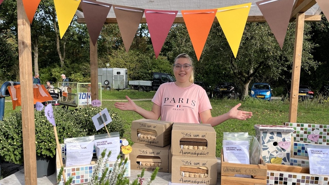 Foto: Annelies (33) en Gerrit (62) dragen bij aan de Boerenmarkt: 'Mensen vermaken is leuk'