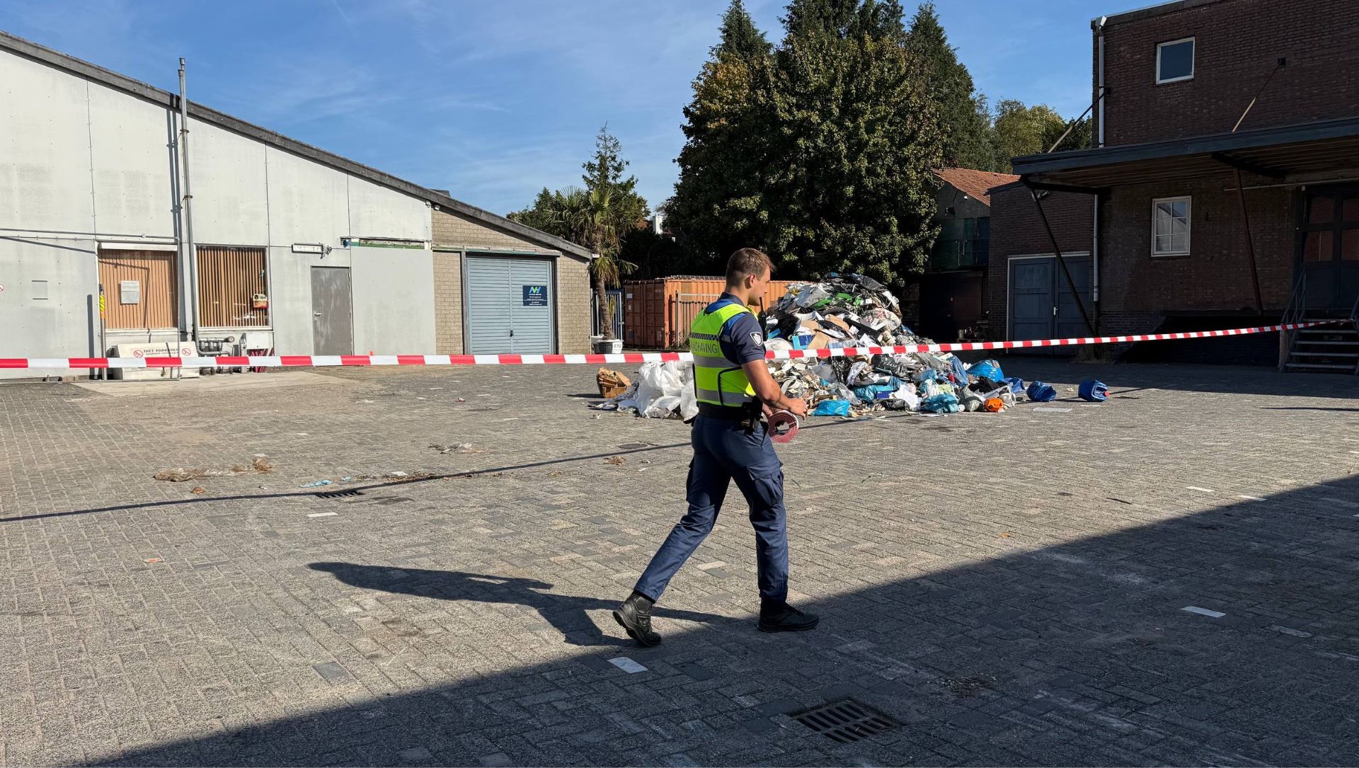 Foto: Vuilniswagen stort smeulende lading bij tankstation in Nunspeet