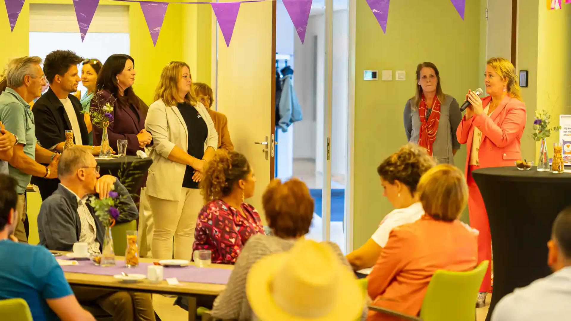 Foto: 15 jarige stichting Present deelt 15 presentjes uit