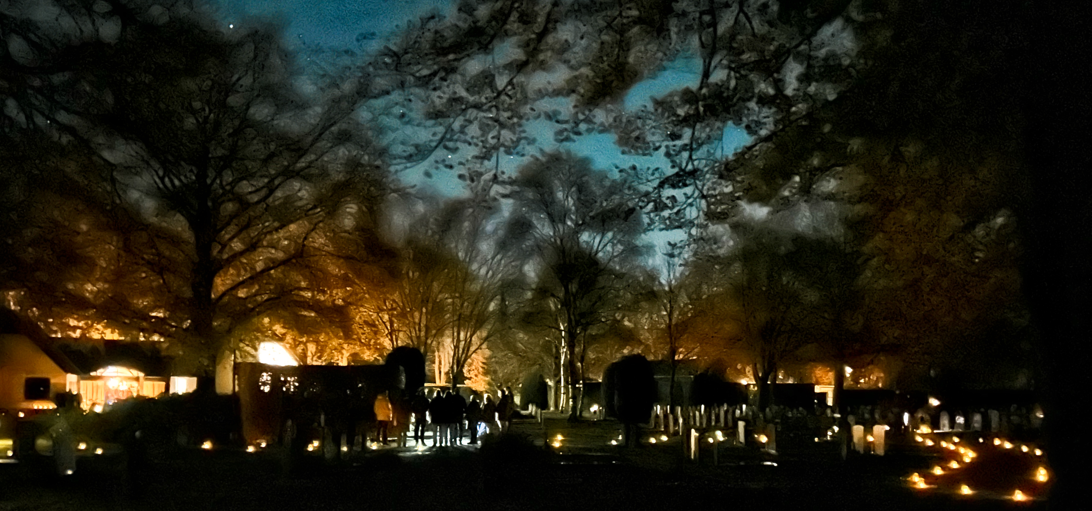 Foto: Herinneringen in het licht: lichtjeswandeling op begraafplaats ’t Harde