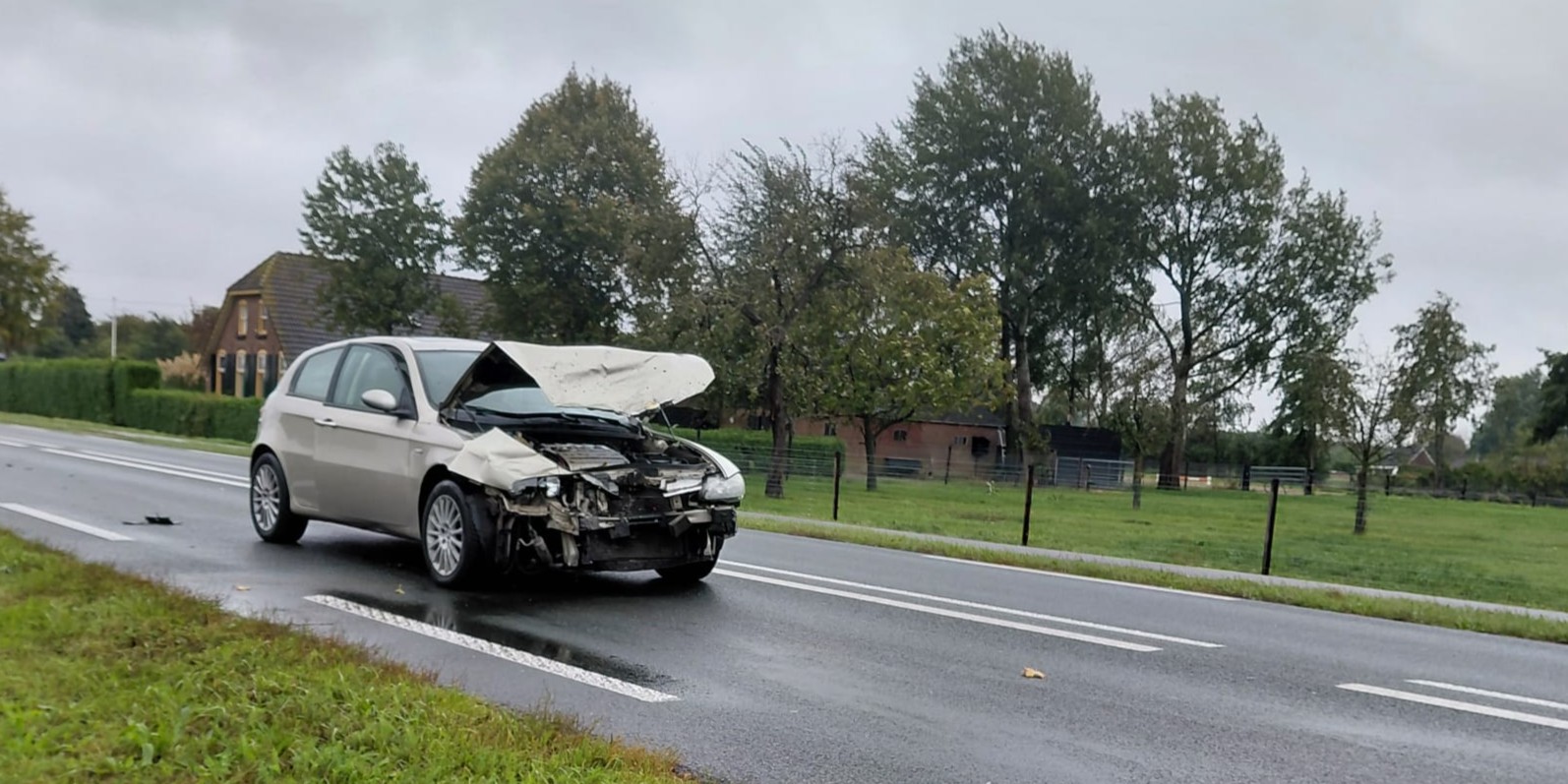 Foto: Twee voertuigen botsen op Nijkerkerstraat tussen Putten en Nijkerk